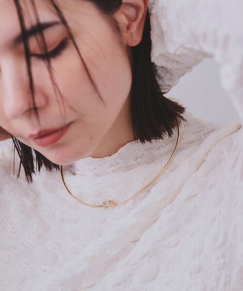 OPAQUE.CLIP(オペークドットクリップ)の「ねじりメタルチョーカー(ネックレス・レディース・ゴールド/シルバー・00)」の2枚目の写真