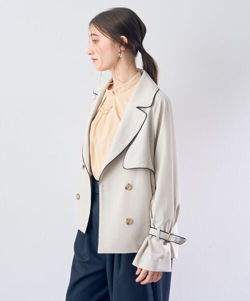 YECCA VECCA（イェッカヴェッカ）の「パイピングショートトレンチコート（トレンチコート・レディース・ベージュ/グレイッシュベージュ/ネイビー・FREE）」の6枚目の写真