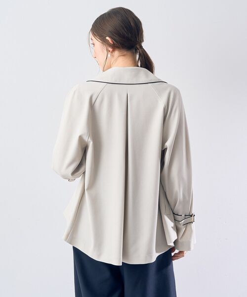 YECCA VECCA（イェッカヴェッカ）の「パイピングショートトレンチコート（トレンチコート・レディース・ベージュ/グレイッシュベージュ/ネイビー・FREE）」の19枚目の写真
