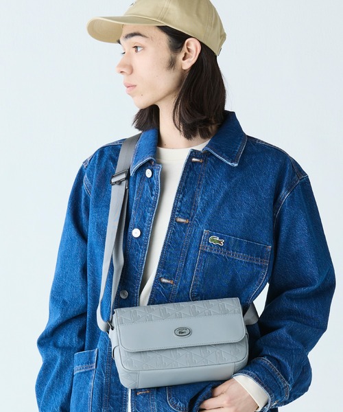 LACOSTE（ラコステ）の「モノグラム スプリットレザーフラップクローズ