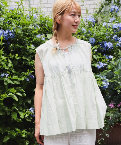 BEAMS BOY（ビームスボーイ）の「コットン ギャザー ノースリーブ シャツ（シャツ/ブラウス・レディース・オフホワイト/ブラック/ミント・ONE SIZE）」の4枚目の写真