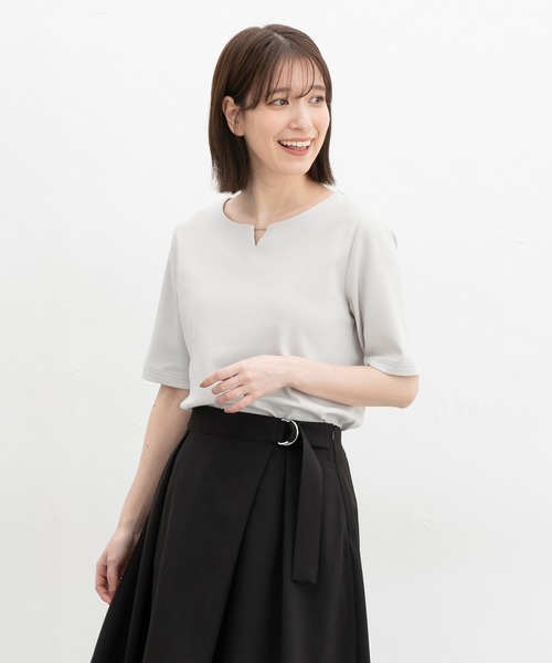 Honeys(ハニーズ)の「【UVカット】メタルパーツ付トップス(Tシャツ/カットソー・レディース・ホワイト/ライトグレー/ラベンダー/ブラック・L/LL/M/S)」の1枚目の写真
