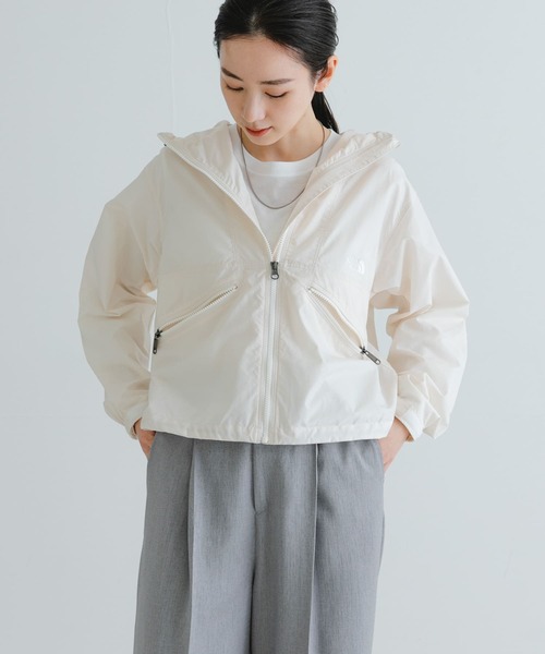 THE NORTH FACE(ザノースフェイス)の「THE NORTH FACE Short Compact Jacket(ナイロンジャケット・レディース・カーキ/ブラック/オフホワイト・MEDIUM)」の2枚目の写真