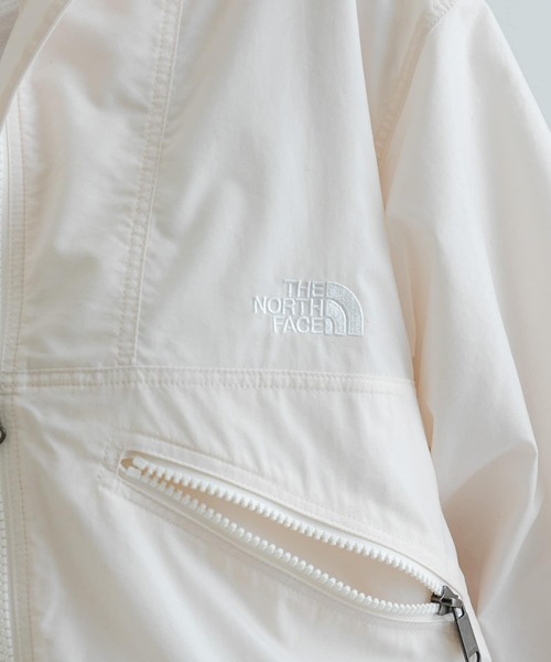 THE NORTH FACE(ザノースフェイス)の「THE NORTH FACE Short Compact Jacket(ナイロンジャケット・レディース・カーキ/ブラック/オフホワイト・MEDIUM)」の4枚目の写真