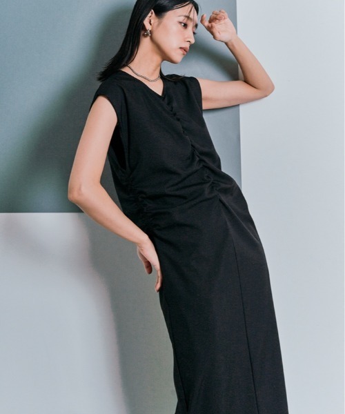 W:Huku(フーク)の「【冷涼 軽量 ストレッチ】シャーリング ロング ワンピース / ノースリーブ フレンチスリーブ 袖なし(ワンピース・レディース・サンドベージュ/チャコール/ブラック/オフホワイト・M/L)」の5枚目の写真