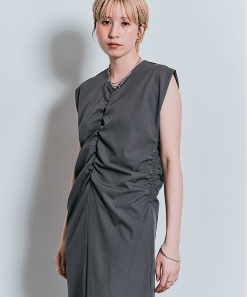 W:Huku(フーク)の「【冷涼 軽量 ストレッチ】シャーリング ロング ワンピース / ノースリーブ フレンチスリーブ 袖なし(ワンピース・レディース・サンドベージュ/チャコール/ブラック/オフホワイト・M/L)」の6枚目の写真