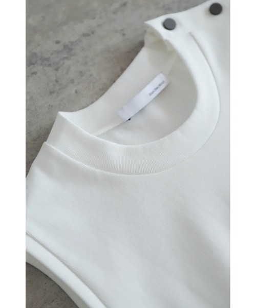 Blanc Bleu Minuit（ブランブルーミニュイ）の「コットンフライス　肩釦タンクトップ（Tシャツ/カットソー・レディース・ホワイト/ブラック・FREE）」の18枚目の写真