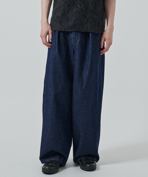 STUDIOUS（ステュディオス）の「【STUDIOUS】BALLOON WIDE DEINM PANTS（デニムパンツ・メンズ・インディゴブルー/ブラック・1/2）」の2枚目の写真