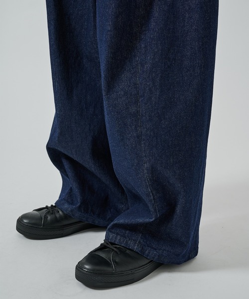 STUDIOUS（ステュディオス）の「【STUDIOUS】BALLOON WIDE DEINM PANTS（デニムパンツ・メンズ・インディゴブルー/ブラック・1/2）」の9枚目の写真