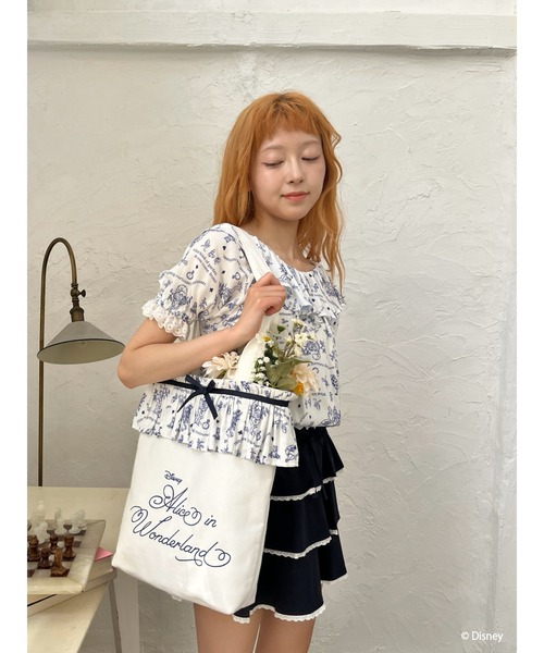 Disney（ディズニー）の「【Disney】ふしぎの国のアリス/トワル・ドゥ・ジュイSTYLEフリルトートバッグ（トートバッグ・レディース・ホワイト/ネイビー・FREE）」の6枚目の写真