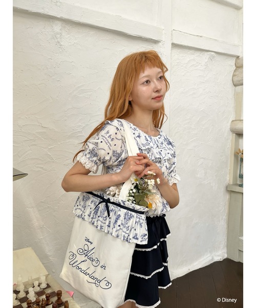 Disney（ディズニー）の「【Disney】ふしぎの国のアリス/トワル・ドゥ・ジュイSTYLEフリルトートバッグ（トートバッグ・レディース・ホワイト/ネイビー・FREE）」の7枚目の写真