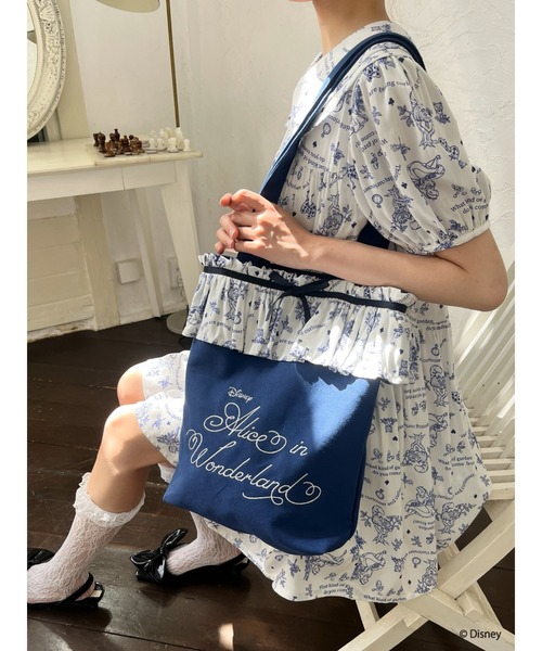Disney（ディズニー）の「【Disney】ふしぎの国のアリス/トワル・ドゥ・ジュイSTYLEフリルトートバッグ（トートバッグ・レディース・ホワイト/ネイビー・FREE）」の8枚目の写真