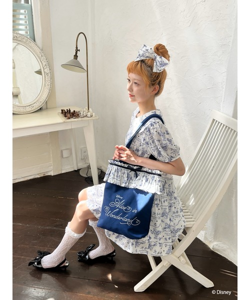 Disney（ディズニー）の「【Disney】ふしぎの国のアリス/トワル・ドゥ・ジュイSTYLEフリルトートバッグ（トートバッグ・レディース・ホワイト/ネイビー・FREE）」の9枚目の写真