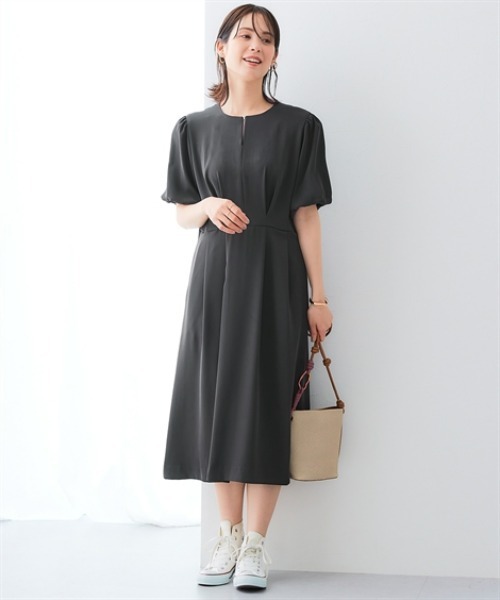 7days Life Styling(セブンデイズライフスタイリング)の「美極とろみ素材メタルパーツボリューム袖タックワンピース(しわになりにくい・洗濯機OK)(ワンピース・レディース・チャコール/グレー・S/M/L/LL)」の1枚目の写真