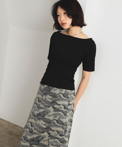 Ray BEAMS（レイビームス）の「ボートネック スリット フィット Tシャツ（Tシャツ/カットソー・レディース・ブラック/レッド・ONE SIZE）」の18枚目の写真