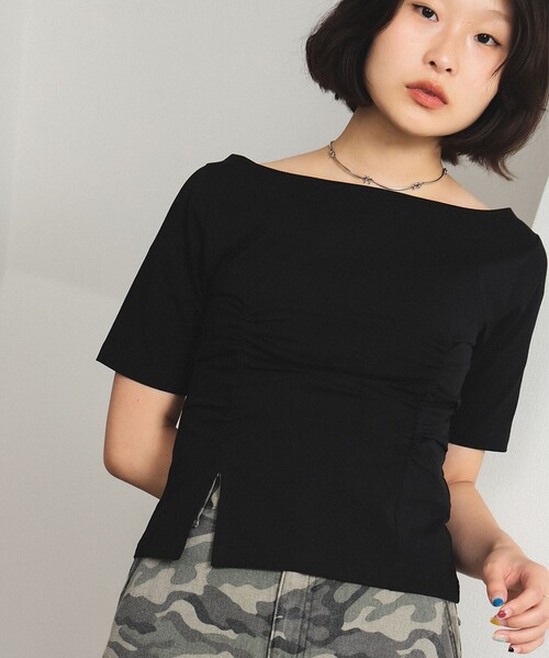 Ray BEAMS（レイビームス）の「ボートネック スリット フィット Tシャツ（Tシャツ/カットソー・レディース・ブラック/レッド・ONE SIZE）」の19枚目の写真