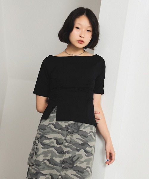 Ray BEAMS（レイビームス）の「ボートネック スリット フィット Tシャツ（Tシャツ/カットソー・レディース・ブラック/レッド・ONE SIZE）」の2枚目の写真