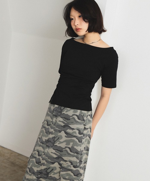 Ray BEAMS（レイビームス）の「ボートネック スリット フィット Tシャツ（Tシャツ/カットソー・レディース・ブラック/レッド・ONE SIZE）」の7枚目の写真