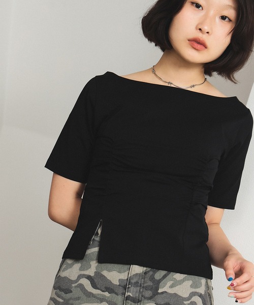 Ray BEAMS（レイビームス）の「ボートネック スリット フィット Tシャツ（Tシャツ/カットソー・レディース・ブラック/レッド・ONE SIZE）」の8枚目の写真