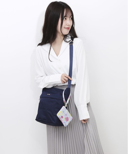 BACKYARD FAMILY(バックヤードファミリー)の「LAURA ASHLEY ローラアシュレイ 縦型ショルダーバッグ(ショルダーバッグ・レディース・ネイビー/ブラック・FREE)」の7枚目の写真