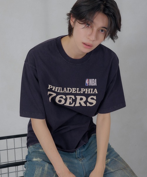 Perushu（ペルーシュ）の「Perushu／NBA チームロゴTシャツ（Tシャツ/カットソー・メンズ・ボルドー/ネイビー/ブラウン/ブラック/ダークブルー/ブラック系・SMALL/MEDIUM/LARGE）」の5枚目の写真
