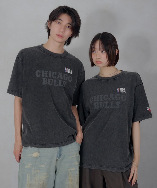 Perushu（ペルーシュ）の「Perushu／NBA チームロゴTシャツ（Tシャツ/カットソー・メンズ・ボルドー/ネイビー/ブラウン/ブラック/ダークブルー/ブラック系・SMALL/MEDIUM/LARGE）」の2枚目の写真