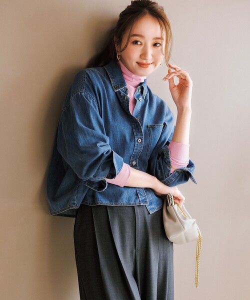 UNFILO(アンフィーロ)の「【UNFILO DENIM LIGHT】 クロップドシャツ(シャツ/ブラウス・レディース・ライトグレー系/スカイブルー系/サックスブルー系・X-LARGE)」の3枚目の写真