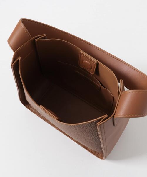 URBAN RESEARCH DOORS（アーバンリサーチドアーズ）の「ハーフムーンワンハンドルバッグ（ハンドバッグ・レディース・ブラック/グレー系その他/ブラウン・ONE）」の4枚目の写真