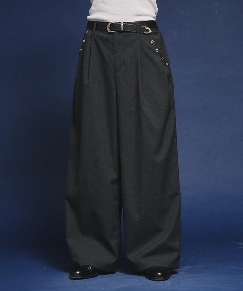 Adoon plain（アドーンプレーン）の「【セットアップ対応】Eyelet-Detail Assorted Two-Tuck Wide Slacks / ハトメデザインアソート2タックワイドスラックス（スラックス・メンズ・その他/チャコールグレー/ブラック/グレー・SMALL/LARGE/MEDIUM）」の4枚目の写真