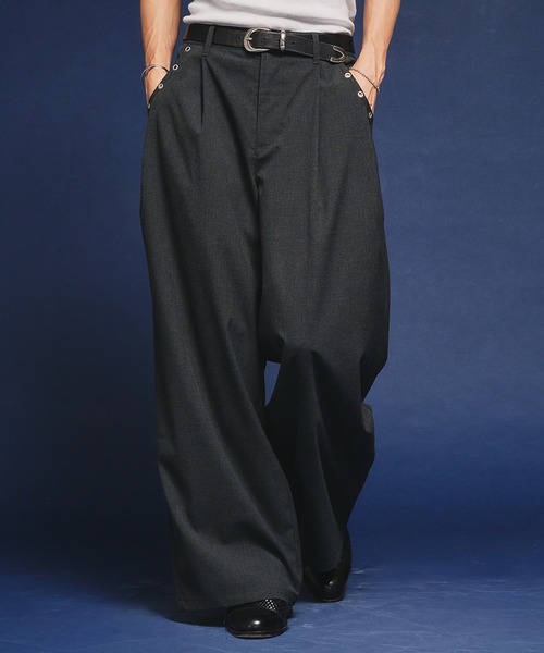 Adoon plain（アドーンプレーン）の「【セットアップ対応】Eyelet-Detail Assorted Two-Tuck Wide Slacks / ハトメデザインアソート2タックワイドスラックス（スラックス・メンズ・その他/チャコールグレー/ブラック/グレー・SMALL/LARGE/MEDIUM）」の5枚目の写真