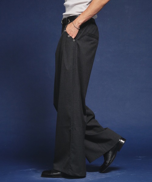 Adoon plain（アドーンプレーン）の「【セットアップ対応】Eyelet-Detail Assorted Two-Tuck Wide Slacks / ハトメデザインアソート2タックワイドスラックス（スラックス・メンズ・その他/チャコールグレー/ブラック/グレー・SMALL/LARGE/MEDIUM）」の6枚目の写真