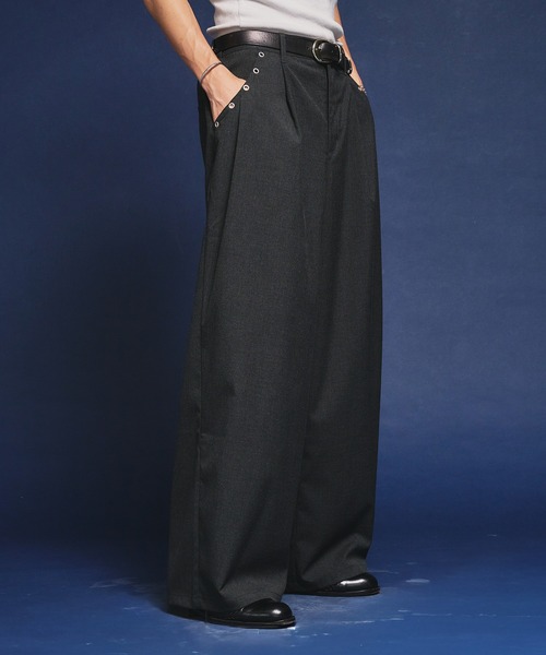 Adoon plain（アドーンプレーン）の「【セットアップ対応】Eyelet-Detail Assorted Two-Tuck Wide Slacks / ハトメデザインアソート2タックワイドスラックス（スラックス・メンズ・その他/チャコールグレー/ブラック/グレー・SMALL/LARGE/MEDIUM）」の8枚目の写真