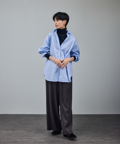 SALON adam et rope'(サロン アダム エ ロペ)の「コットンオックスウォッシュドシャツ(シャツ/ブラウス・レディース・サックスブルー/ベージュ系その他3・FREE)」の4枚目の写真