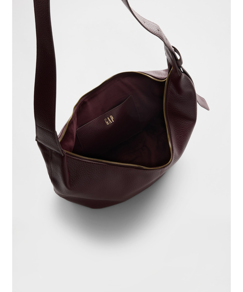 GAP（ギャップ）の「ヴィーガン ペブルレザー スラウチー クロスボディバッグ（ショルダーバッグ・レディース・バーガンディー/ブラック・ONE SIZE）」の7枚目の写真