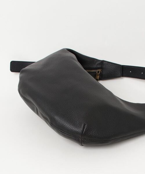 GAP（ギャップ）の「ヴィーガン ペブルレザー スラウチー クロスボディバッグ（ショルダーバッグ・レディース・バーガンディー/ブラック・ONE SIZE）」の3枚目の写真