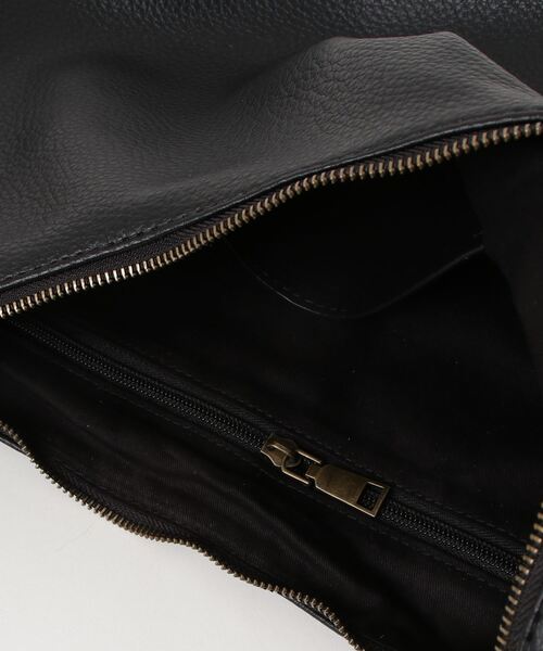 GAP（ギャップ）の「ヴィーガン ペブルレザー スラウチー クロスボディバッグ（ショルダーバッグ・レディース・バーガンディー/ブラック・ONE SIZE）」の4枚目の写真