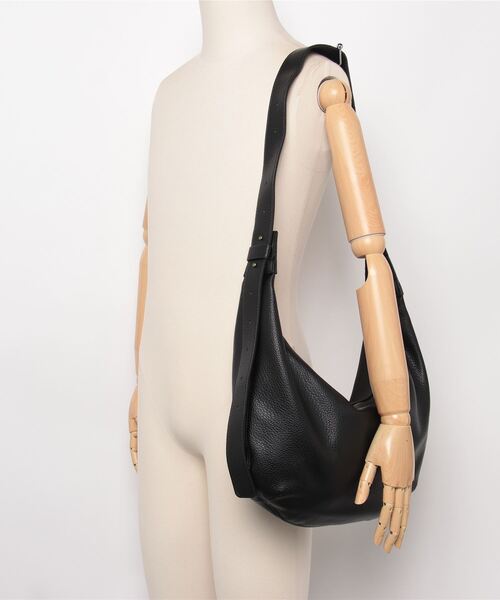 GAP（ギャップ）の「ヴィーガン ペブルレザー スラウチー クロスボディバッグ（ショルダーバッグ・レディース・バーガンディー/ブラック・ONE SIZE）」の5枚目の写真