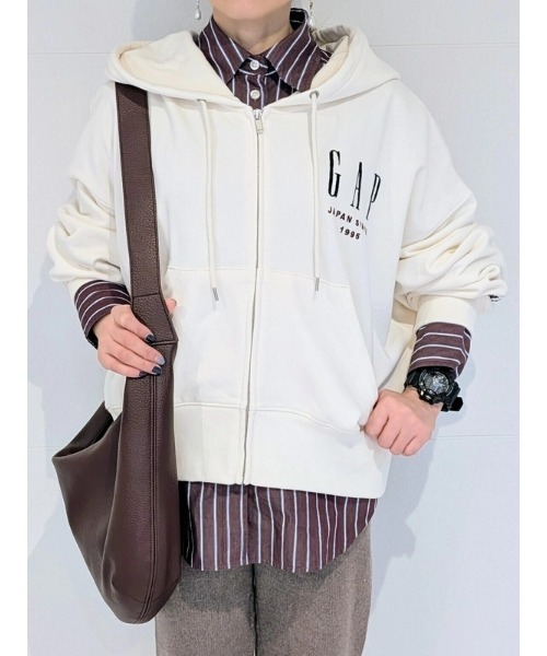 GAP（ギャップ）の「ヴィーガン ペブルレザー スラウチー クロスボディバッグ（ショルダーバッグ・レディース・バーガンディー/ブラック・ONE SIZE）」の10枚目の写真