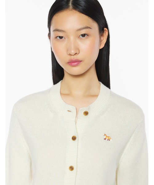 Maison Kitsune(メゾンキツネ)の「BABY FOX LAMBSWOOL FITTED CARDIGAN(カーディガン/ボレロ・レディース・ライトグレー/ネイビー/アイボリー/ブラック/ブラウン・XS/S/M/L/XL)」の3枚目の写真