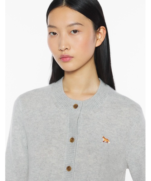 Maison Kitsune(メゾンキツネ)の「BABY FOX LAMBSWOOL FITTED CARDIGAN(カーディガン/ボレロ・レディース・ライトグレー/ネイビー/アイボリー/ブラック/ブラウン・XS/S/M/L/XL)」の11枚目の写真
