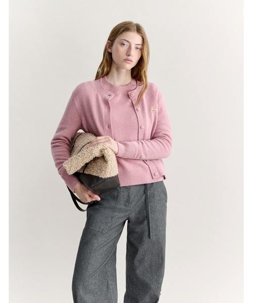 Maison Kitsune(メゾンキツネ)の「BABY FOX LAMBSWOOL FITTED CARDIGAN(カーディガン/ボレロ・レディース・ライトグレー/ネイビー/アイボリー/ブラック/ブラウン/ピンク・XS/S/M/L/XL)」の10枚目の写真