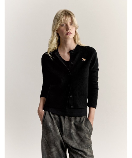 Maison Kitsune(メゾンキツネ)の「BABY FOX LAMBSWOOL FITTED CARDIGAN(カーディガン/ボレロ・レディース・ライトグレー/ネイビー/アイボリー/ブラック/ブラウン/ピンク・XS/S/M/L/XL)」の19枚目の写真