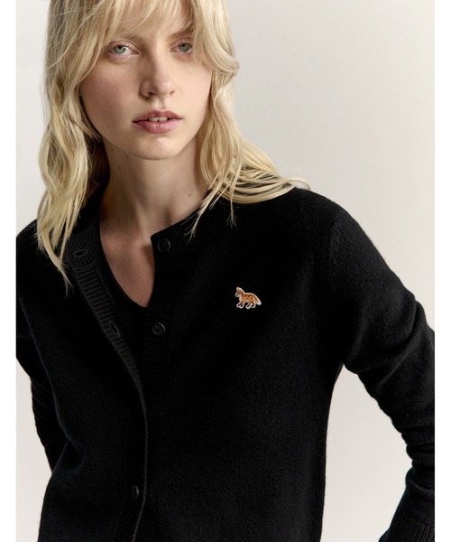 Maison Kitsune(メゾンキツネ)の「BABY FOX LAMBSWOOL FITTED CARDIGAN(カーディガン/ボレロ・レディース・ライトグレー/ネイビー/アイボリー/ブラック/ブラウン/ピンク・XS/S/M/L/XL)」の20枚目の写真