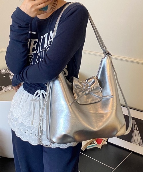 Mejoul（メジュール）の「【2WAY】ギャザーリボン リュック ショルダーレザー トートバッグ（ショルダーバッグ・レディース・シルバー/ブラック/レッド/ホワイト・F）」の4枚目の写真