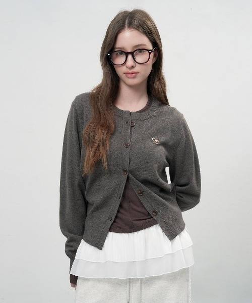 GENERAL IDEA（ジェネラルアイデア）の「essential crew neck cardigan ロゴ入りラウンドネック長袖カーディガン（カーディガン/ボレロ・レディース・グレー/ブラック/パープル/ネイビー/オートミール/チャコール/レッド/キャメル/ホワイト・L/M/S/XS）」の4枚目の写真