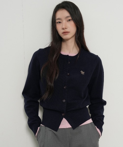 GENERAL IDEA(ジェネラルアイデア)の「【GENERAL IDEA】ロゴ入りラウンドネック長袖カーディガン / ESSENTIAL CREW NECK CARDIGAN(カーディガン/ボレロ・レディース・グレー/ブラック/パープル/ネイビー/オートミール/チャコール/レッド/キャメル/ホワイト/ピンク/セージグリーン/ダークネイビー・L/M/S/XS)」の8枚目の写真