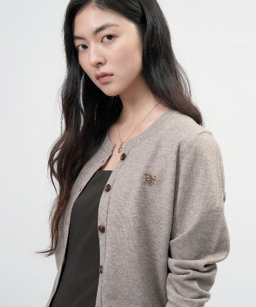 【GENERAL IDEA】ロゴ入りラウンドネック長袖カーディガン / ESSENTIAL CREW NECK CARDIGAN(カーディガン/ボレロ)|GENERAL IDEA(ジェネラルアイデア)