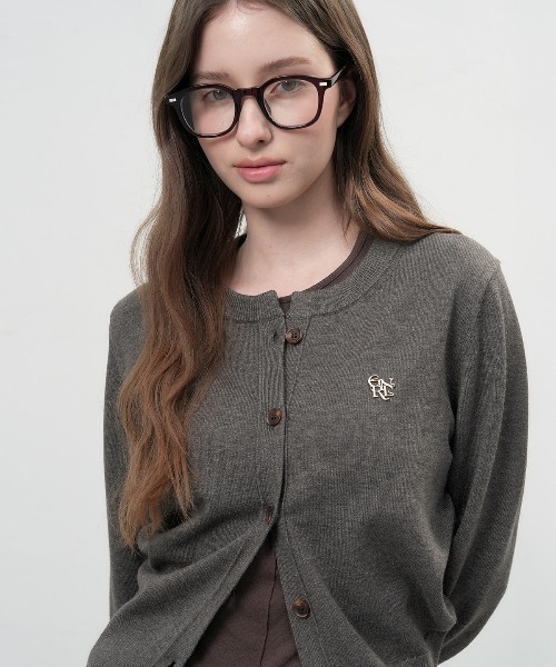 【GENERAL IDEA】ロゴ入りラウンドネック長袖カーディガン / ESSENTIAL CREW NECK CARDIGAN(カーディガン/ボレロ)|GENERAL IDEA(ジェネラルアイデア)