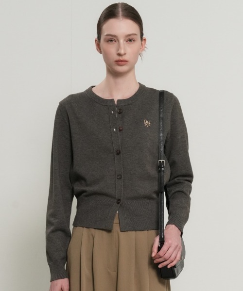 【GENERAL IDEA】ロゴ入りラウンドネック長袖カーディガン / ESSENTIAL CREW NECK CARDIGAN(カーディガン/ボレロ)|GENERAL IDEA(ジェネラルアイデア)