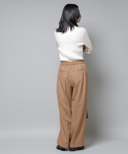 NANO universe（ナノユニバース）の「ストレッチサージピンタックイージーワイドパンツ(セットアップ可)（スラックス・レディース・グレー/ベージュ/ブラック・S/M）」の11枚目の写真
